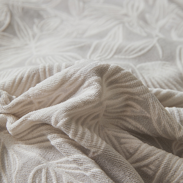 91家纺网 家纺一手货源 找家纺 全季家居 2024新款A类高克重5D立体浮雕宽边牛奶绒加厚保暖被套单件 芙蓉灰