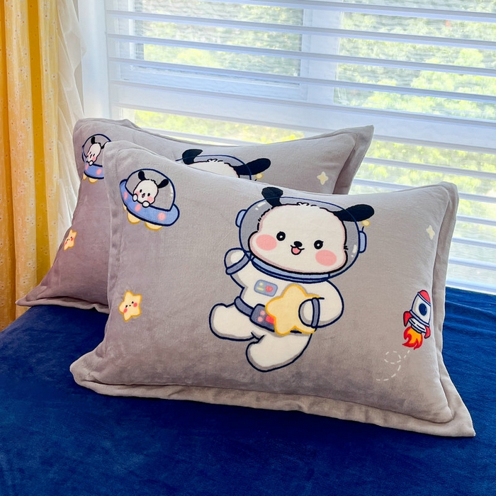 91家纺网 家纺一手货源 找家纺 宝薇 2024新款加厚牛奶绒大版卡通四件套 太空狗绒