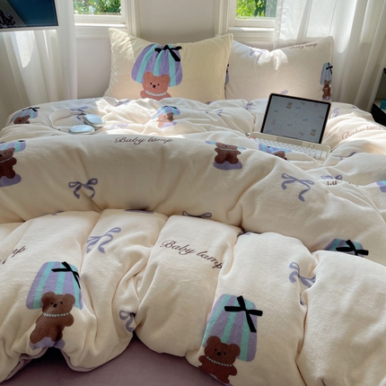 91家纺网 家纺一手货源 找家纺 2024新款INS混搭版卡通牛奶绒四件套 台灯泰迪熊