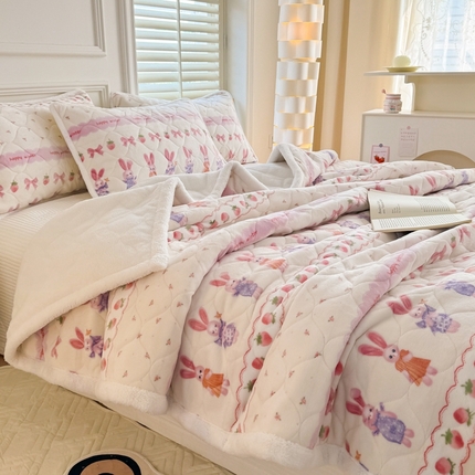 91家纺网 家纺一手货源 找家纺 简宜家居（朝初家纺） 2025新款牛奶绒夹棉三层加厚毯子 萌兔仙子