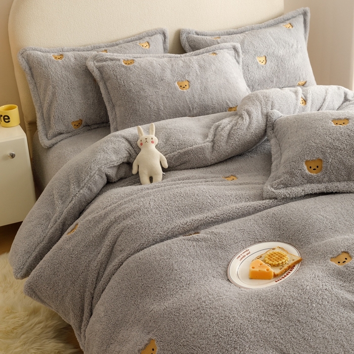 91家纺网 家纺一手货源 找家纺 金奇达家纺 2025秋冬保暖加厚绒类【泰迪绒小刺绣】四件套 熊熊浅灰