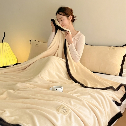 91家纺网 家纺一手货源 找家纺 红嘴企鹅 2025新款牛奶绒良品毛毯三件套 奶白