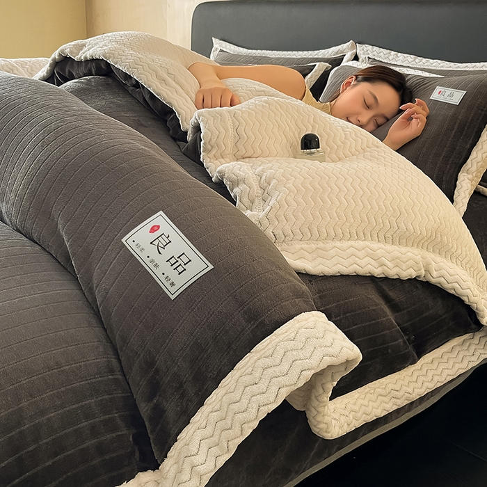 91家纺网 家纺一手货源 找家纺 全季家居 2024新款A类纯色印花波浪大包边牛奶绒贝贝绒加厚保暖四件套 深灰