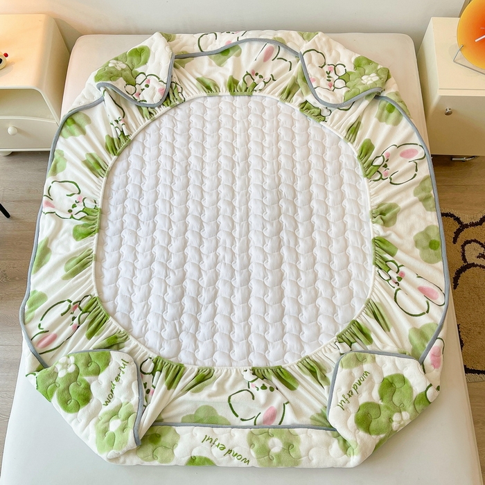 91家纺网 家纺一手货源 找家纺 2024秋冬牛奶绒加厚夹棉床笠三件套印花床垫保护套罩蓓蕾兔-绿