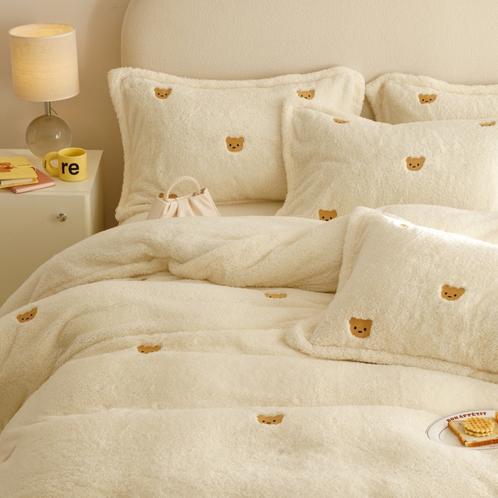 91家纺网 家纺一手货源 找家纺 金奇达家纺 2025秋冬保暖加厚绒类【泰迪绒小刺绣】四件套 熊熊米白