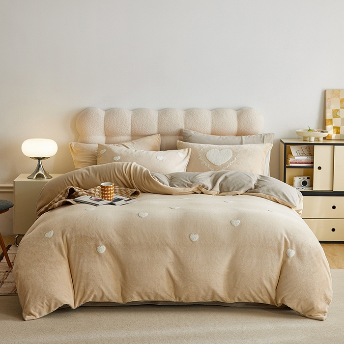 91家纺网 家纺一手货源 找家纺 千朵森 2024新款牛奶绒毛巾绣四件套-艾琳 艾琳-奶杏棕