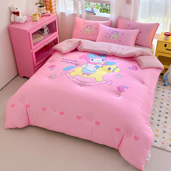 91家纺网 家纺一手货源 找家纺 ds生活馆 2025新款三丽鸥大版印花豆豆被春秋被冬被 旋转木马