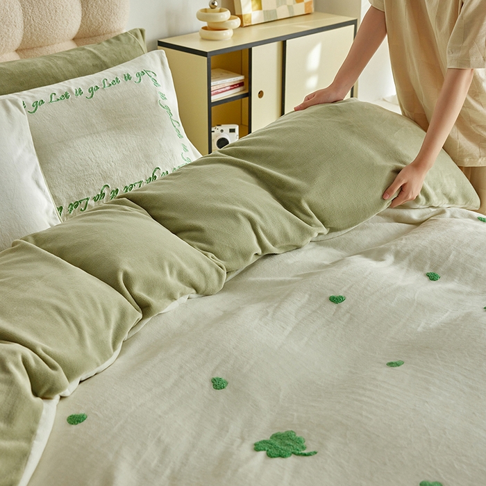 91家纺网 家纺一手货源 找家纺 千朵森 2024新款牛奶绒毛巾绣四件套-艾琳 艾琳-奶昔绿