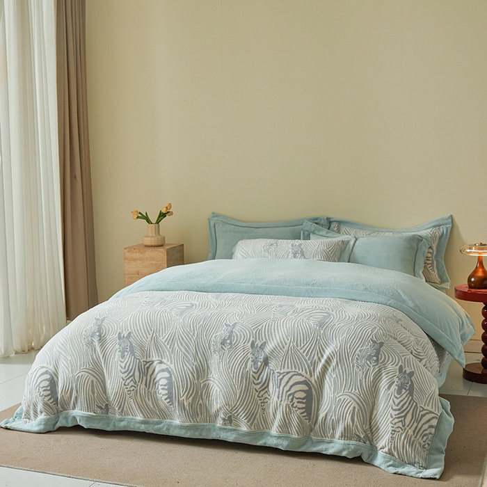 91家纺网 家纺一手货源 找家纺 全季家居 2024新款A类高克重5D立体浮雕宽边牛奶绒加厚保暖被套单件 斑马蓝