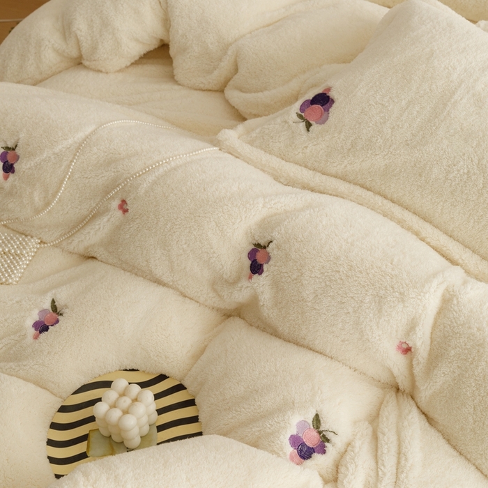 91家纺网 家纺一手货源 找家纺 金奇达家纺 2025秋冬保暖加厚绒类【泰迪绒小刺绣】四件套 泰迪绒-温暖葡萄白