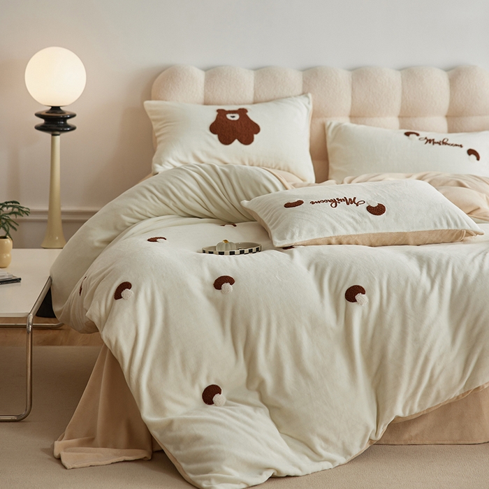 91家纺网 家纺一手货源 找家纺 千朵森 2024新款毛巾绣牛奶绒四件套-慕斯卡 风格一 慕斯卡-奶白卡