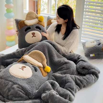 91家纺网 家纺一手货源 找家纺 （总）古本家居 2024新款立体卡通刺绣困困熊抱枕被