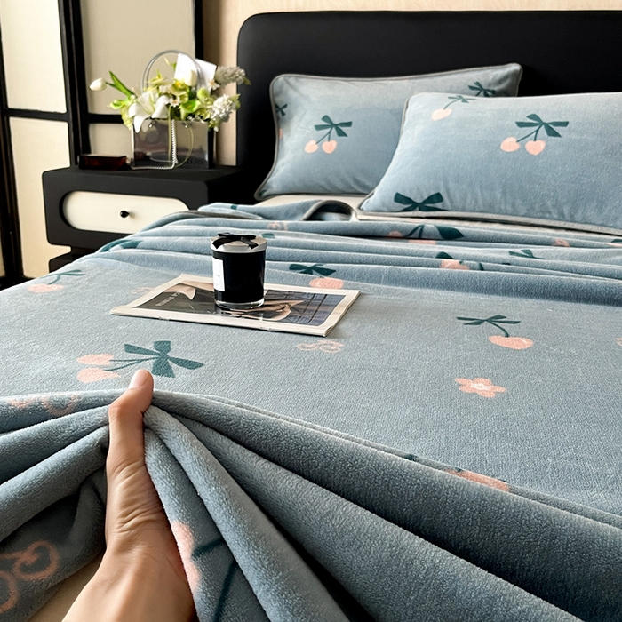 91家纺网 家纺一手货源 找家纺 全季家居 2024新款A类纯色印花高克重加厚保暖包边牛奶绒床单单件 小樱桃