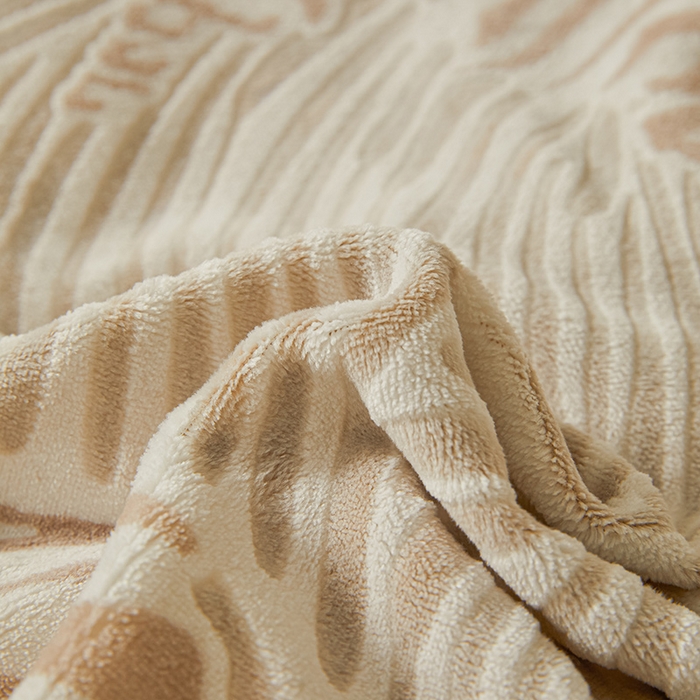 91家纺网 家纺一手货源 找家纺 全季家居 2024新款A类高克重5D立体浮雕宽边牛奶绒加厚保暖被套单件 斑马咖