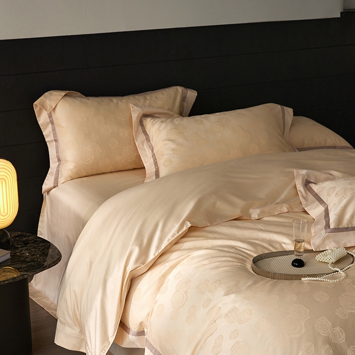 91家纺网 家纺一手货源 找家纺 琉宿家纺 2025新款50s双股长绒棉提花宽边工艺四件套 花漫影-浅香槟