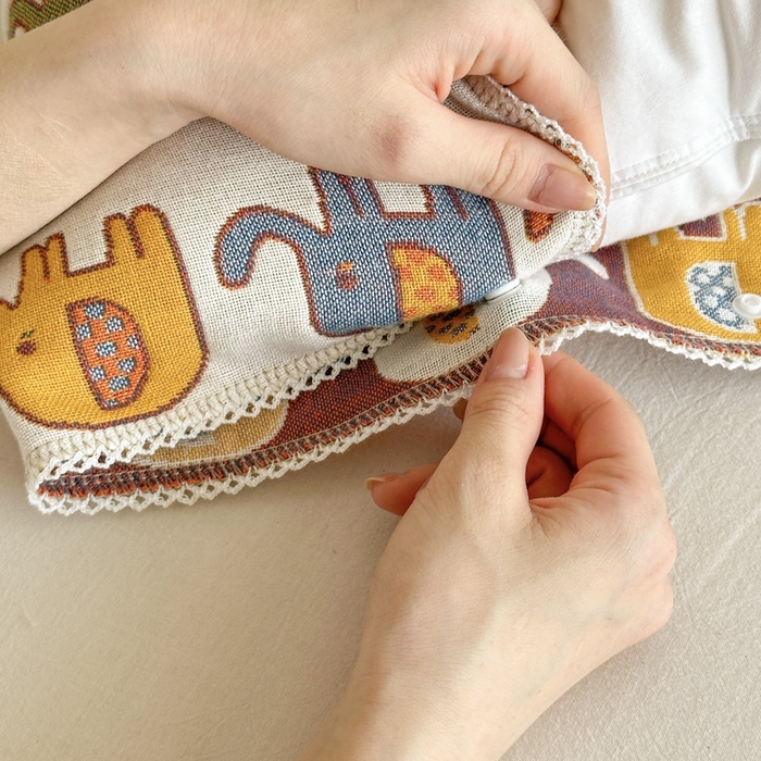 91家纺网 家纺一手货源 找家纺 朴尔家纺-毛巾被 2024新款防滑半包可调节暗扣魔术全棉三层纱布枕巾 多彩小象-米白53*110cm/对