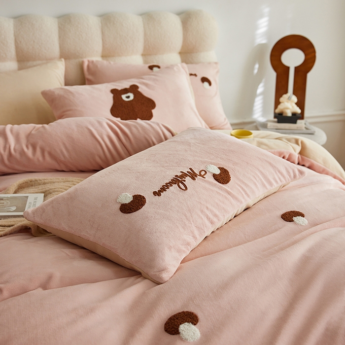 91家纺网 家纺一手货源 找家纺 千朵森 2024新款毛巾绣牛奶绒四件套-慕斯卡 风格一 慕斯卡-玉粉槟