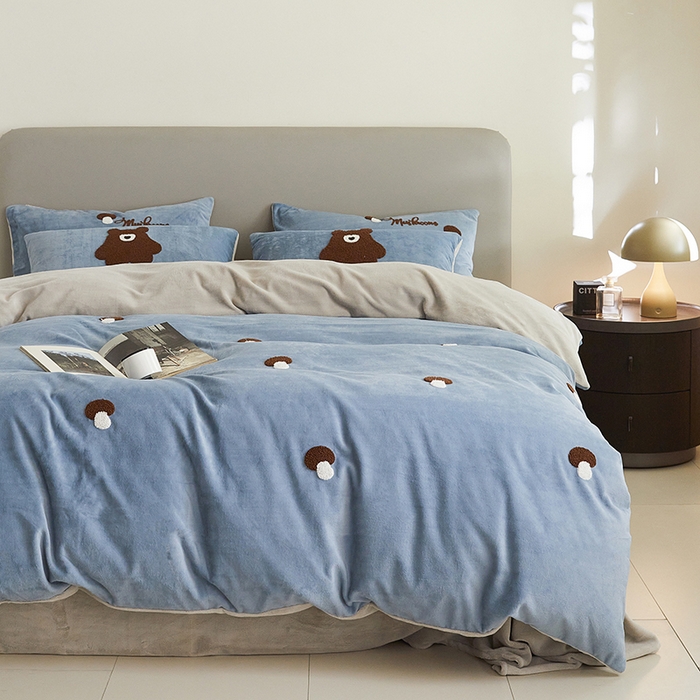 91家纺网 家纺一手货源 找家纺 千朵森 2024新款毛巾绣牛奶绒四件套-慕斯卡 风格二 慕斯卡-槟蓝灰