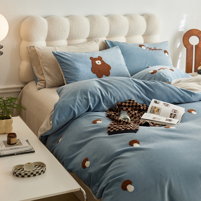 91家纺网 家纺一手货源 找家纺 千朵森 2024新款毛巾绣牛奶绒四件套-慕斯卡 风格一 慕斯卡-槟蓝灰