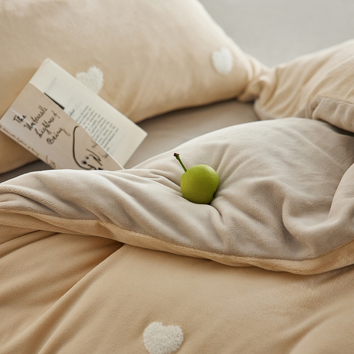 91家纺网 家纺一手货源 找家纺 千朵森 2024新款牛奶绒毛巾绣四件套-艾琳 艾琳-奶杏棕