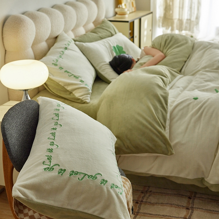 91家纺网 家纺一手货源 找家纺 千朵森 2024新款牛奶绒毛巾绣四件套-艾琳 艾琳-奶昔绿