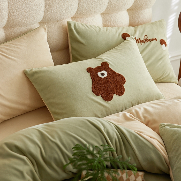 91家纺网 家纺一手货源 找家纺 千朵森 2024新款毛巾绣牛奶绒四件套-慕斯卡 风格一 慕斯卡-绿香槟