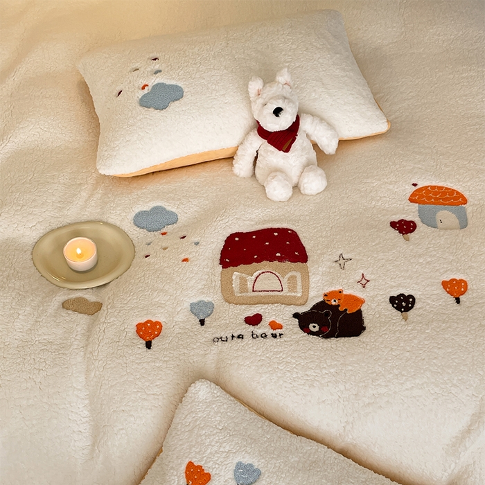 91家纺网 家纺一手货源 找家纺 如一 2024新款羊羔绒牛奶绒毛巾绣四件套 温馨小屋-白