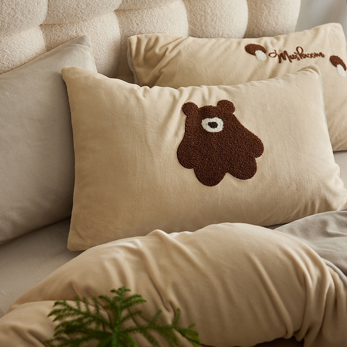 91家纺网 家纺一手货源 找家纺 千朵森 2024新款毛巾绣牛奶绒四件套-慕斯卡 风格一 慕斯卡-香槟灰