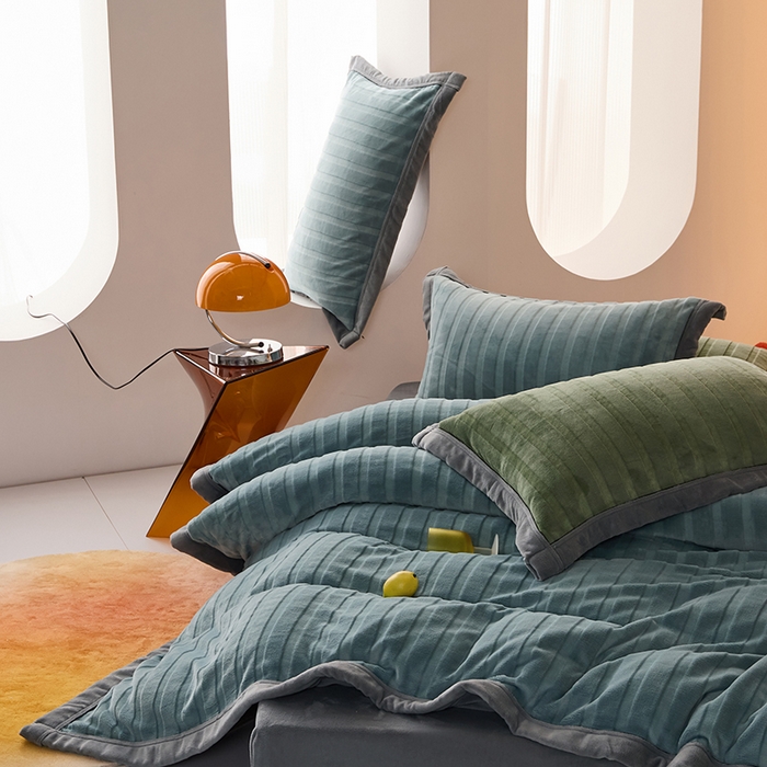 91家纺网 家纺一手货源 找家纺 2024新款牛奶3D绒立体雕花剪花四件套 蓝色+灰色