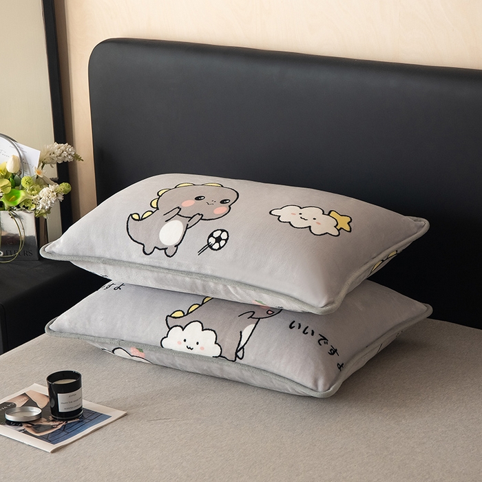 91家纺网 家纺一手货源 找家纺 全季家居 2024新款A类纯色印花高克重加厚保暖包边牛奶绒枕套 快乐恐龙