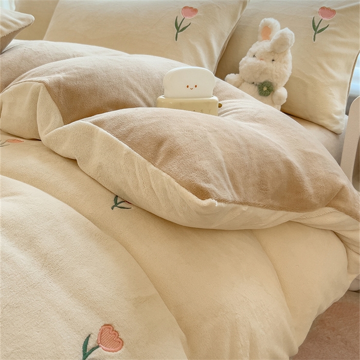 91家纺网 家纺一手货源 找家纺 丝幔家纺 2025新款A类刺绣牛奶绒四件套 花朵-奶咖