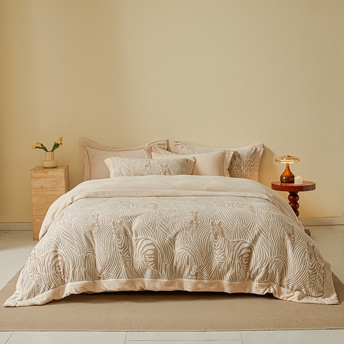 91家纺网 家纺一手货源 找家纺 全季家居 2024新款A类高克重5D立体浮雕宽边牛奶绒加厚保暖被套单件 斑马咖