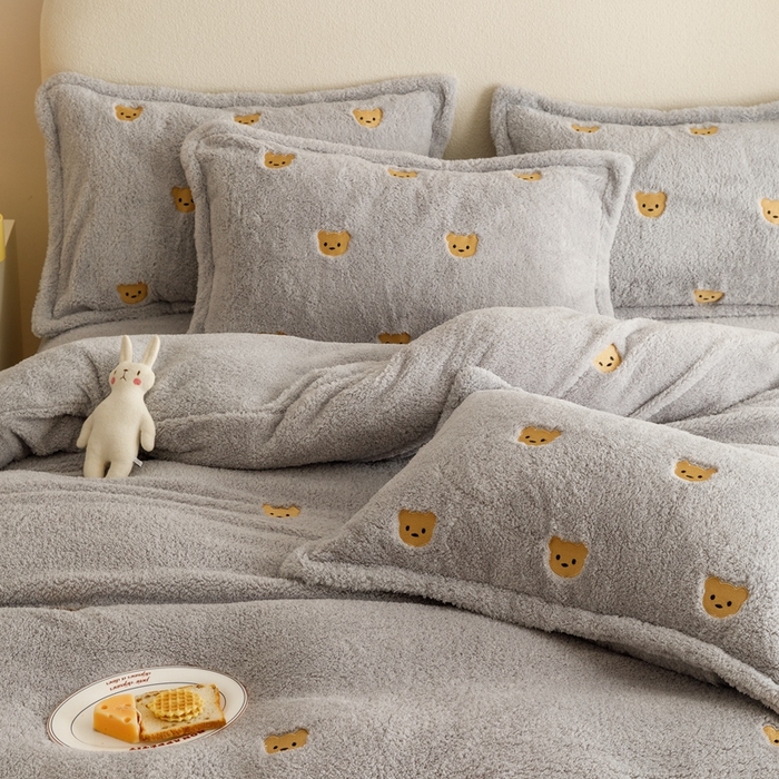 91家纺网 家纺一手货源 找家纺 金奇达家纺 2025秋冬保暖加厚绒类【泰迪绒小刺绣】四件套 熊熊浅灰
