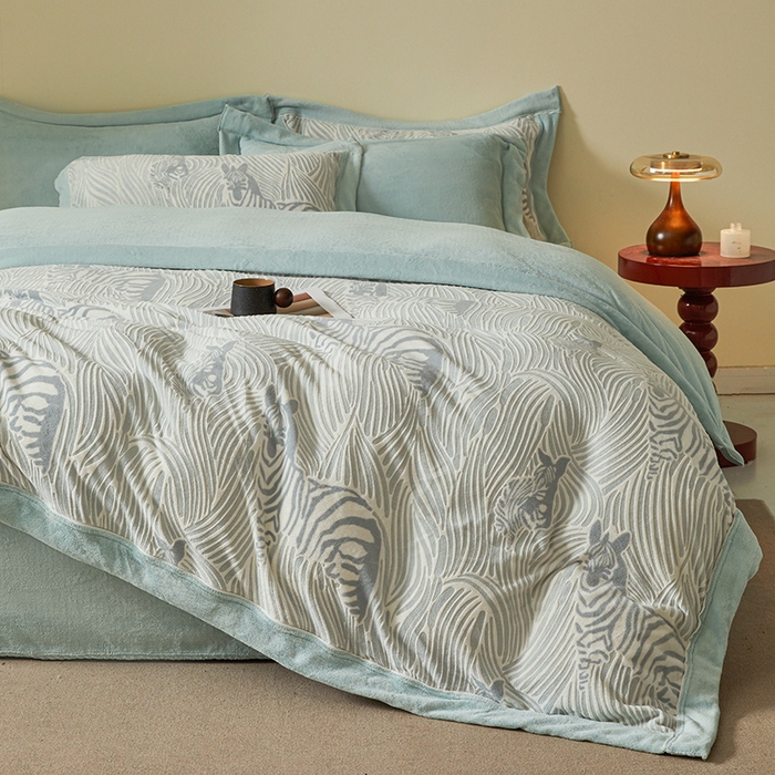 91家纺网 家纺一手货源 找家纺 全季家居 2024新款A类高克重5D立体浮雕宽边牛奶绒加厚保暖被套单件 斑马蓝