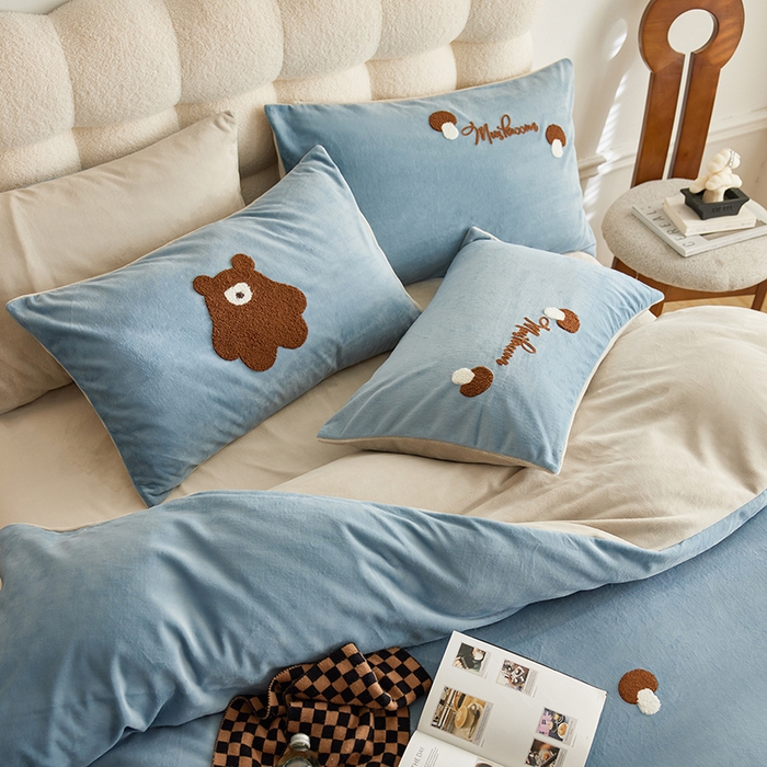 91家纺网 家纺一手货源 找家纺 千朵森 2024新款毛巾绣牛奶绒四件套-慕斯卡 风格一 慕斯卡-槟蓝灰