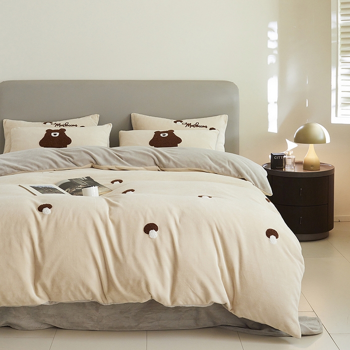 91家纺网 家纺一手货源 找家纺 千朵森 2024新款毛巾绣牛奶绒四件套-慕斯卡 风格二 慕斯卡-香槟灰