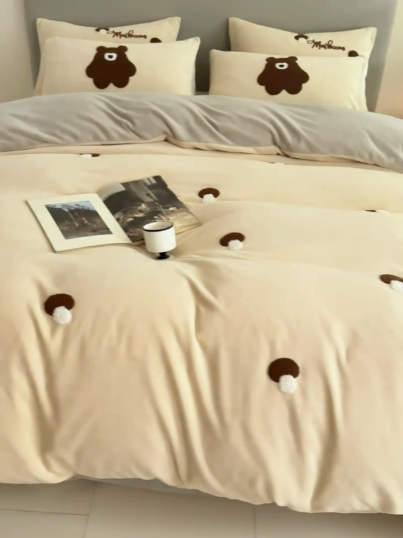 91家纺网 家纺一手货源 找家纺 千朵森 2024新款毛巾绣牛奶绒四件套-慕斯卡 风格二 慕斯卡-香槟灰