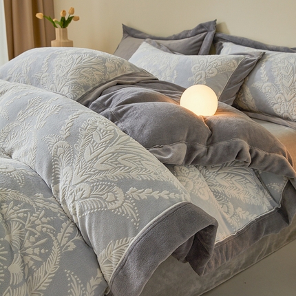 91家纺网 家纺一手货源 找家纺 （总）全季家居 2024新款A类高克重5D立体浮雕宽边牛奶绒加厚保暖四件套