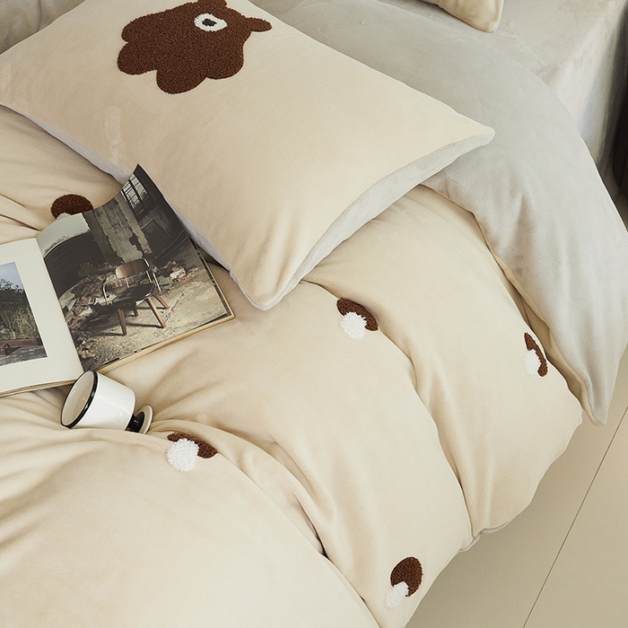 91家纺网 家纺一手货源 找家纺 千朵森 2024新款毛巾绣牛奶绒四件套-慕斯卡 风格二 慕斯卡-香槟灰