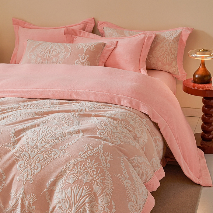 91家纺网 家纺一手货源 找家纺 全季家居 2024新款A类高克重5D立体浮雕宽边牛奶绒加厚保暖被套单件 芳草-粉