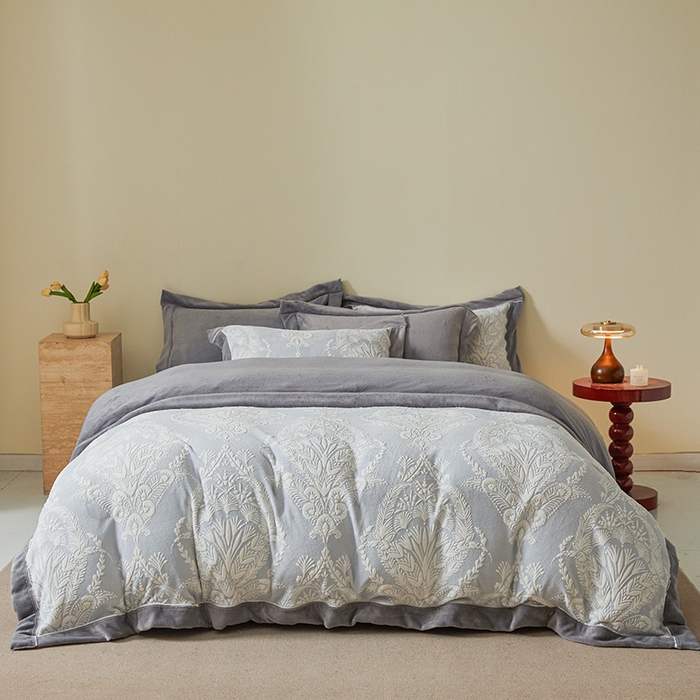 91家纺网 家纺一手货源 找家纺 全季家居 2024新款A类高克重5D立体浮雕宽边牛奶绒加厚保暖被套单件 芳草灰