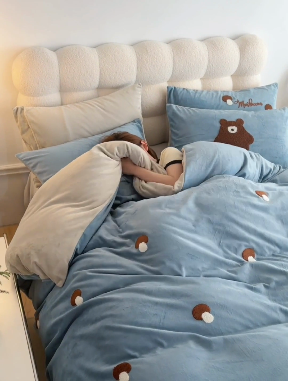 91家纺网 家纺一手货源 找家纺 千朵森 2024新款毛巾绣牛奶绒四件套-慕斯卡 风格一 慕斯卡-槟蓝灰