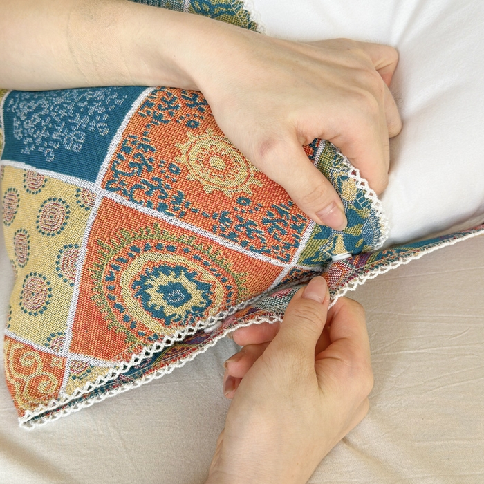 91家纺网 家纺一手货源 找家纺 朴尔家纺-毛巾被 2024新款防滑半包可调节暗扣魔术全棉三层纱布枕巾 欧式卷草纹53*110cm/对