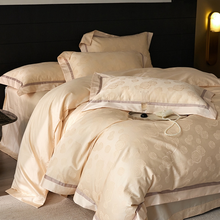 91家纺网 家纺一手货源 找家纺 琉宿家纺 2025新款50s双股长绒棉提花宽边工艺四件套 花漫影-浅香槟