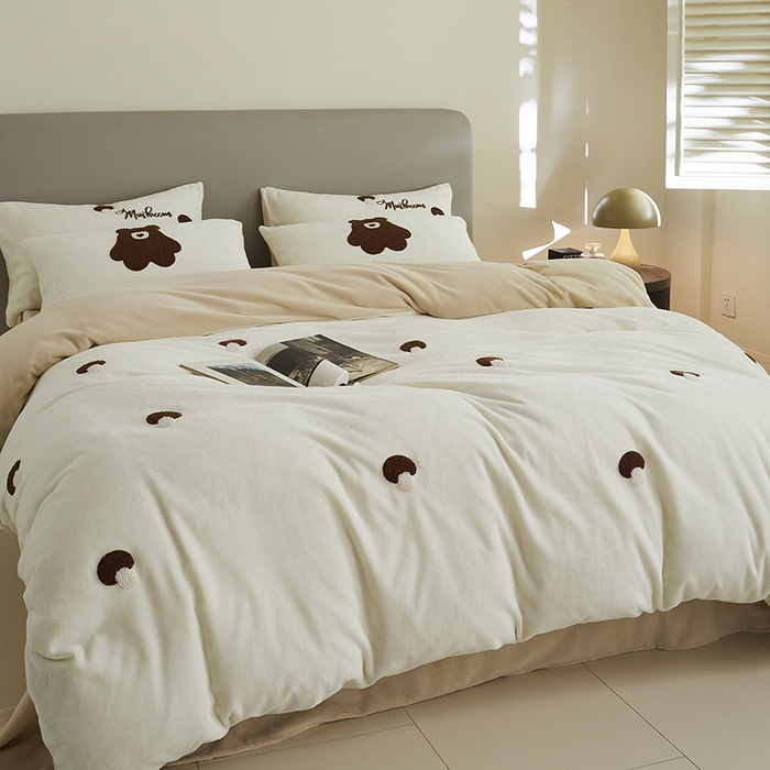 91家纺网 家纺一手货源 找家纺 千朵森 2024新款毛巾绣牛奶绒四件套-慕斯卡 风格二 慕斯卡-奶白卡