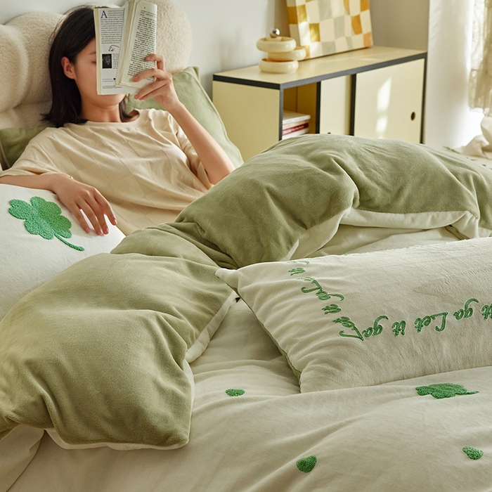 91家纺网 家纺一手货源 找家纺 千朵森 2024新款牛奶绒毛巾绣四件套-艾琳 艾琳-奶昔绿