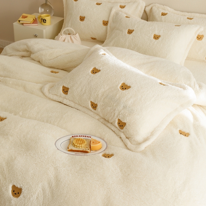 91家纺网 家纺一手货源 找家纺 金奇达家纺 2025秋冬保暖加厚绒类【泰迪绒小刺绣】四件套 熊熊米白