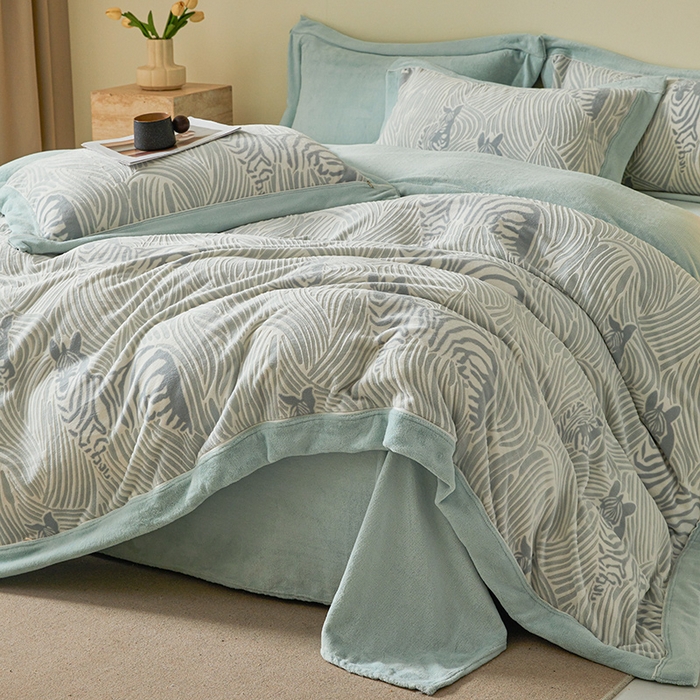 91家纺网 家纺一手货源 找家纺 全季家居 2024新款A类高克重5D立体浮雕宽边牛奶绒加厚保暖被套单件 斑马蓝