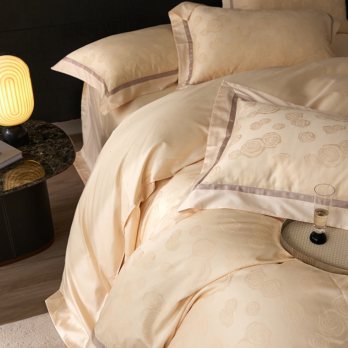 91家纺网 家纺一手货源 找家纺 琉宿家纺 2025新款50s双股长绒棉提花宽边工艺四件套 花漫影-浅香槟