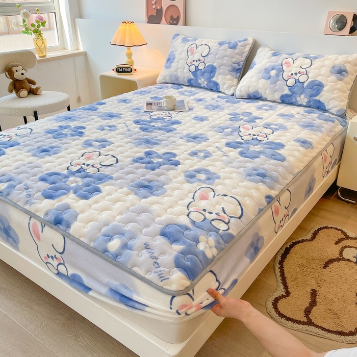 91家纺网 家纺一手货源 找家纺 2024秋冬牛奶绒加厚夹棉床笠三件套印花床垫保护套罩2.蓓蕾兔-兰